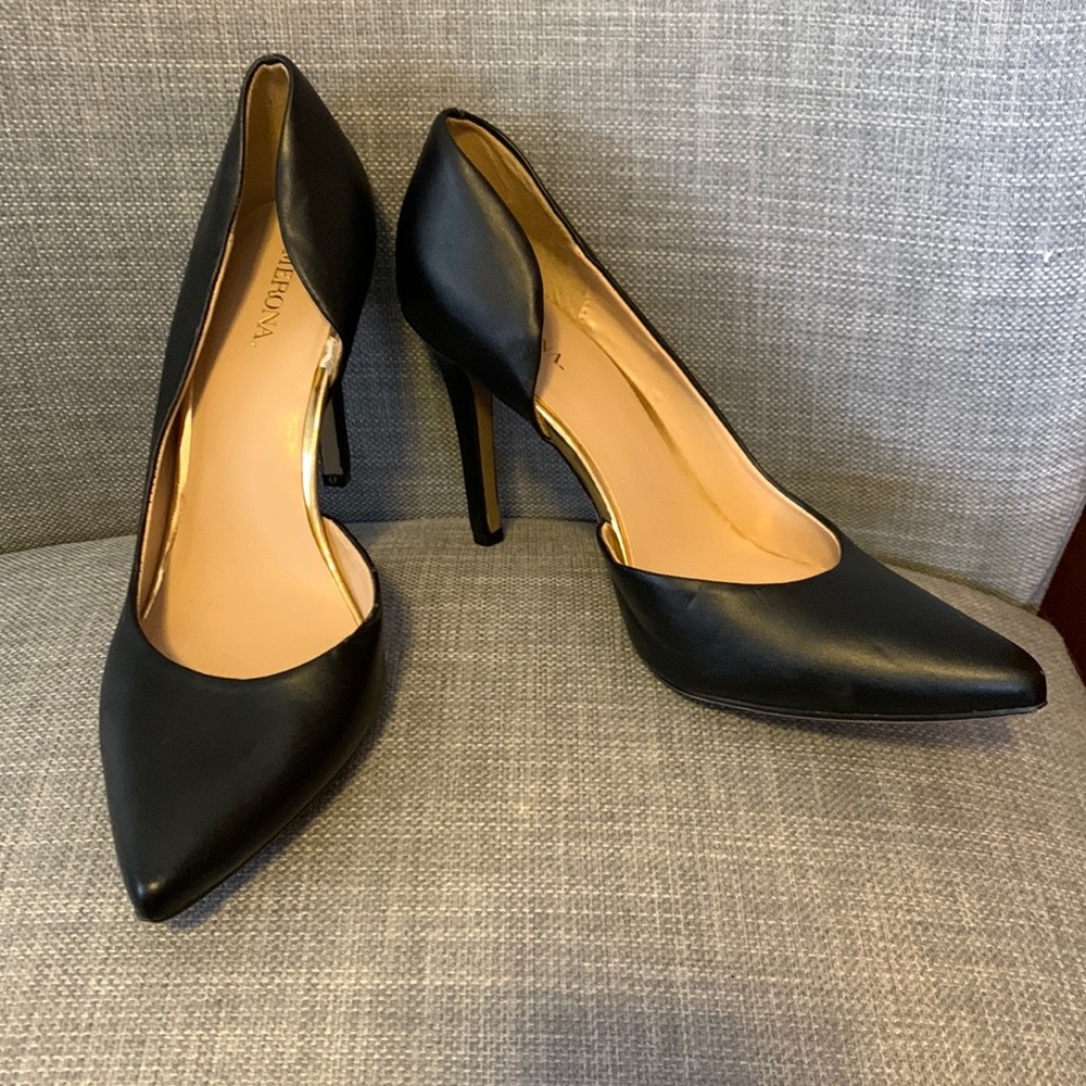 A great pair of pumps! Worn once, very comfortable.